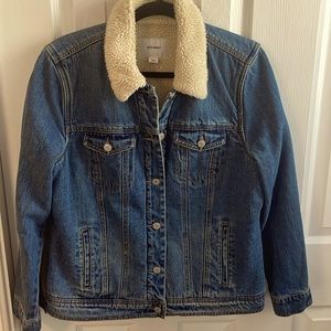 Old Navy sherpa lined jeans jacket. Size Large. Excellent condition.